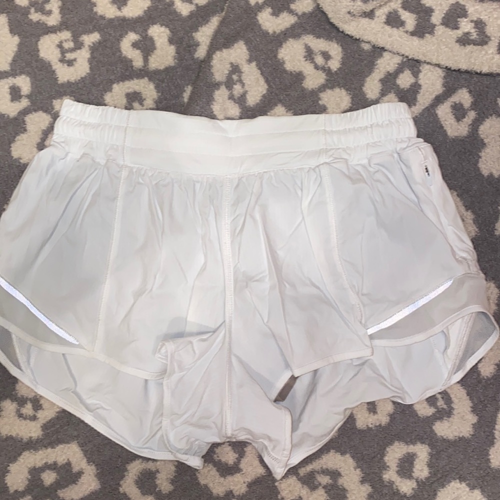 LULULEMON HOTTY HOT LOW RISE LINED SHORT 2.5” | WHITE